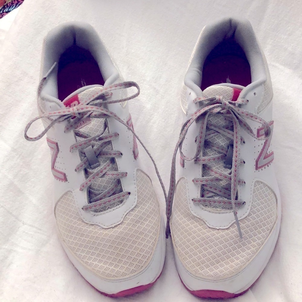 New Balance 411 walking Sneaker women’s Size 8.5 B
